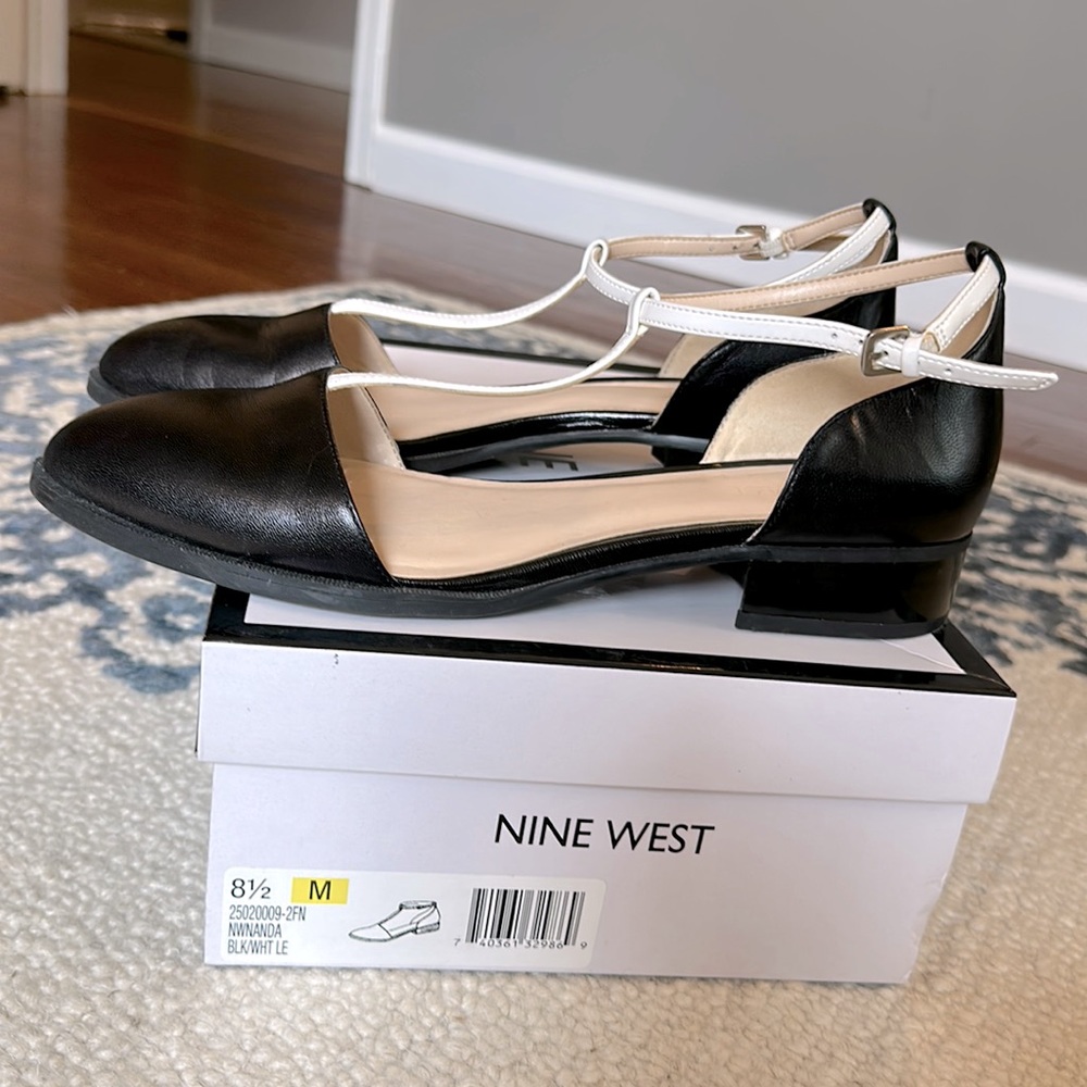 One of a kind! Nine West sandals 8.5M or 39 Eur